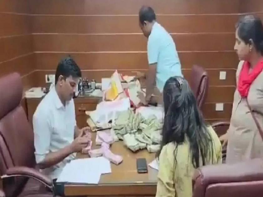karnataka businessman used a smartwatch-camera to record bribe for bjp legislator s son | नोटांच्या ढिगाऱ्याचं गूढ आलं समोर! स्मार्ट वॉचने भाजप आमदार पुत्राला तुरुंगात पाठवले