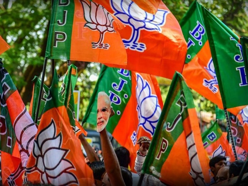 Tensions flare at Karnataka BJP meet after cm BS Yediyurappa cornered by own 16 MLAs | जीसीटी सोडा, कर्नाटकात व्हीएसटीही द्यावा लागतो; भाजपाचे १६ आमदार सरकारवर नाराज
