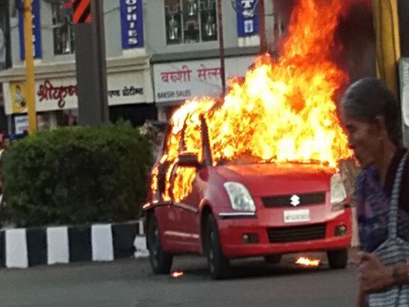 Karni Sena activist mistakenly set fire fellow activist's car in Bhopal during protest against Padmaavat | जैसी 'करणी' वैसी भरणी....करणी सेनेने चुकून पेटवून दिली आपल्याच कार्यकर्त्याची कार