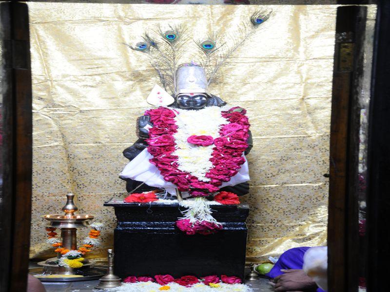 Kartik Swamy Temple performing the puja | जळगावात पुण्यकाळात दर्शनासाठी कार्तिक स्वामी मंदिर गजबजले
