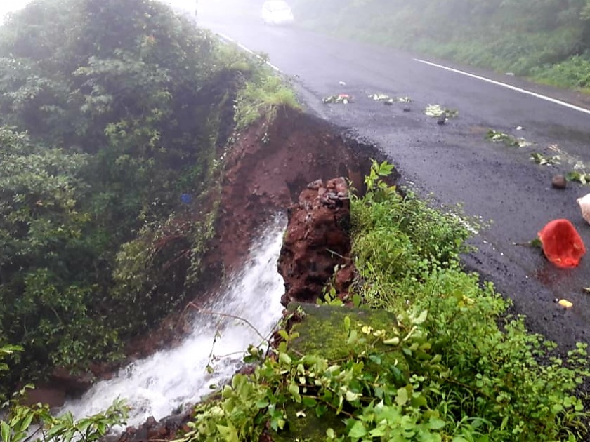 Heavy rains blocked the road in Karul Ghat | अतिवृष्टीने करुळ घाटात रस्ता खचला, राष्ट्रीय महामार्ग प्राधिकरण सुस्त