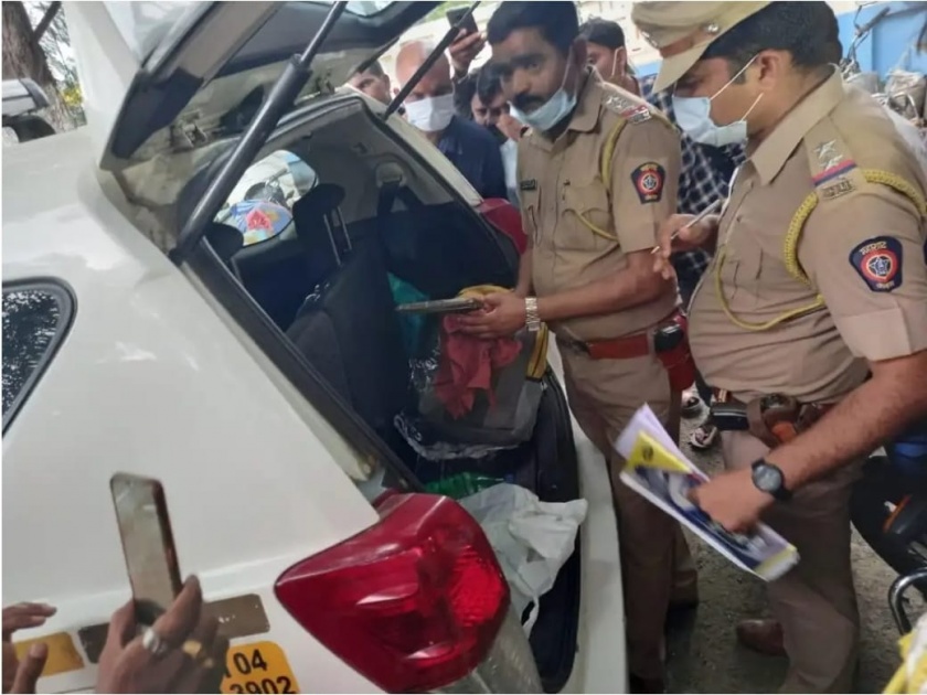 A pistol was found in the car of Karuna Sharma, who accused Dhananjay Munde | धनंजय मुंडेंवर आरोप करणाऱ्या करुणा शर्माच्या गाडीत आढळले पिस्तुल; परळीत खळबळ