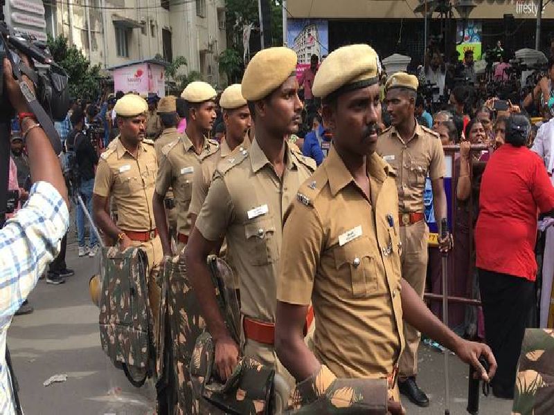 Karunanidhi critical : All TN police personnel asked to report to duty | करुणानिधी रुग्णालयात : सुटीवरील पोलिसांना हजर राहण्याचे आदेश
