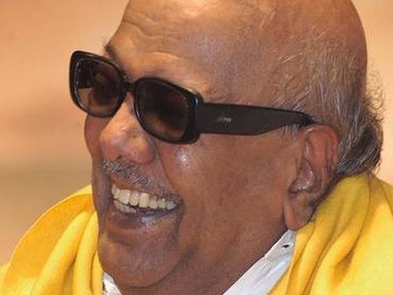 Karunanidhi Death Update: When Karunanidhi changed his black goggle after 46 years | Karunanidhi Death Update : जेव्हा करुणानिधींनी 46 वर्षांनंतर बदलला आपली ओळख बनलेला काळा चष्मा 