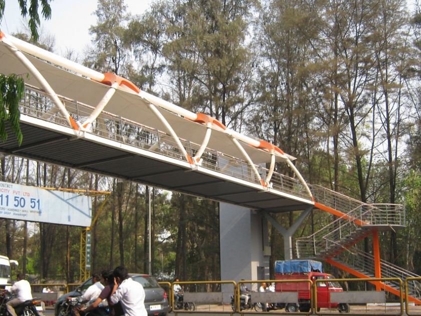 Pedestrian bridge in front of SNDT College in Pune will be demolished, approval given by NMC Standing Committee | पुण्यातील एसएनडीटी महाविद्यालयासमोरचा पादचारी पुल पाडणार, महापालिकेच्या स्थायी समितीने दिली मान्यता