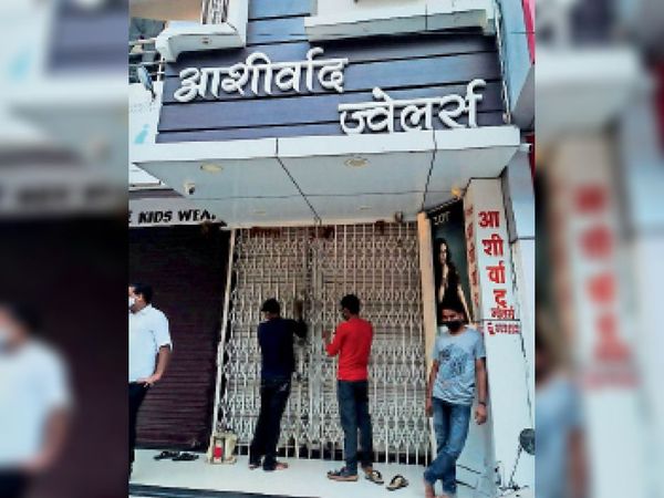 Sealed two shops in Malkapur for the second time | मलकापुरातील दुसऱ्यांदा नियम मोडलेली दोन दुकाने सील