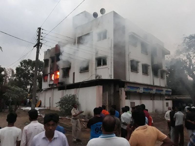 fire at vishal traders in kasa village dahanu | डहाणूतील विशाल ट्रेडर्स मॉलमध्ये अग्नितांडव, एकाचा मृत्यू
