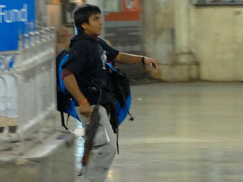 26-11 Mumbai Terror Attack: Cops were afraid, let Ajmal Kasab flee from railway station: media person | 26/11 Terror Attack : ...तर कसाब आणि अबू इस्माईल सीएसएमटी स्टेशनातून बाहेर पडूच शकले नसते!