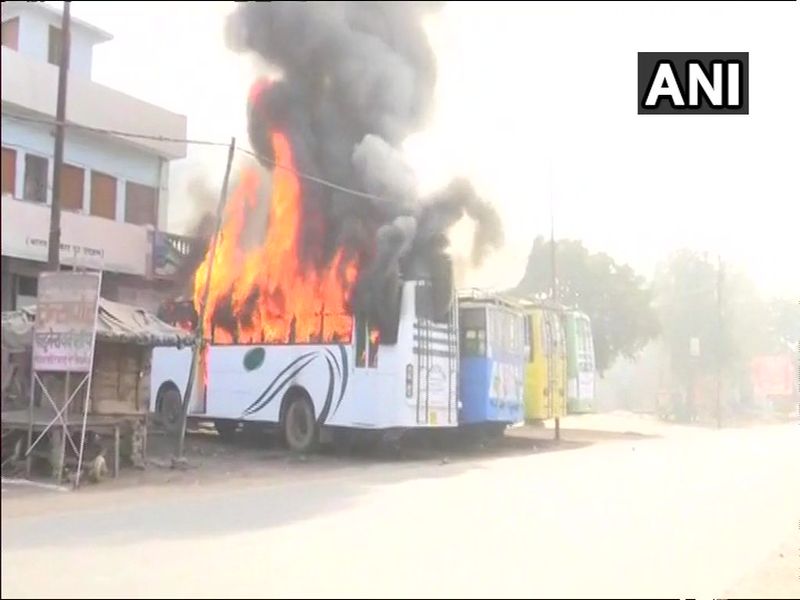 In kasganj violence shops torched property vandalised by mob, nine arrested so far | प्रजासत्ताकदिनी उत्तर प्रदेशात उसळलेला हिंसाचार दुसऱ्या दिवशीही कायम, दोन बस जाळल्या