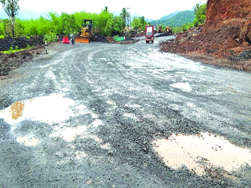 Potholes on the highway in Kashedi Ghat; The risk of accidents increased | कशेडी घाटात महामार्गावर खड्डे; अपघातांचा धोका वाढला