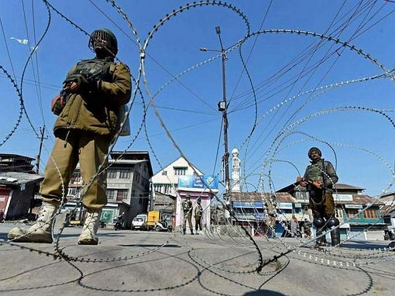 Jammu and Kashmir Restrictions on movement of people lifted in most parts of Kashmir | Jammu And Kashmir : काश्मिरात रहदारीचे निर्बंध हटविले