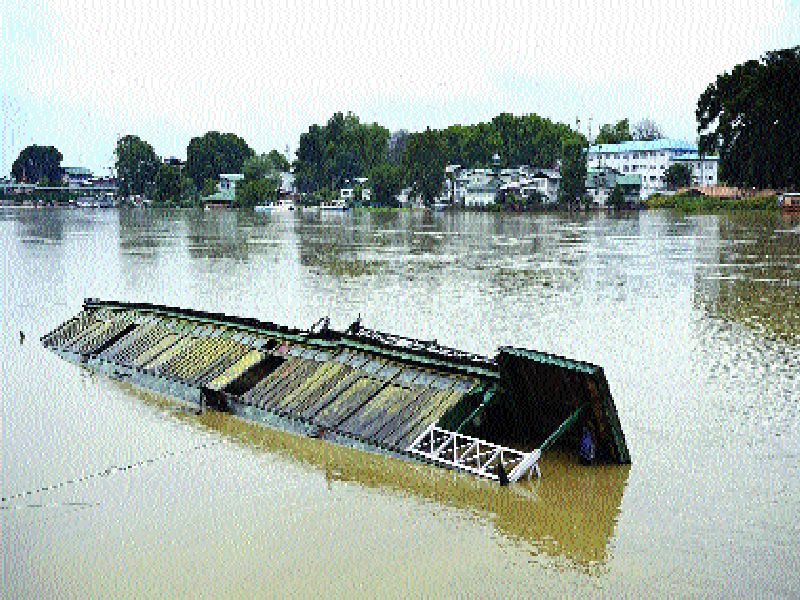 Rainfall in Kashmir; Alert status alert due to flood situation | काश्मीरमध्ये पावसाचे थैमान; पूरपरिस्थितीमुळे सतर्कतेच्या सूचना