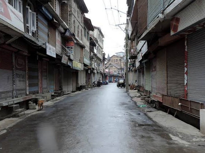 The markets closed in Kashmir as it was coming to its forefront | पूर्वपदावर येत असतानाच काश्मिरात बाजारपेठा बंद