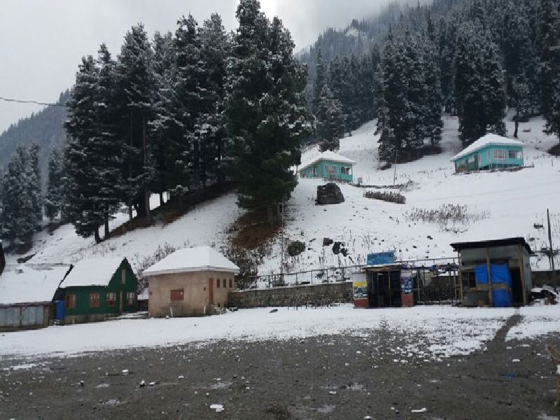  Ice in many places in Kashmir; Some parts correct! | काश्मीरमध्ये अनेक ठिकाणी बर्फवृष्टी; काही भागांत पाऊ सही!
