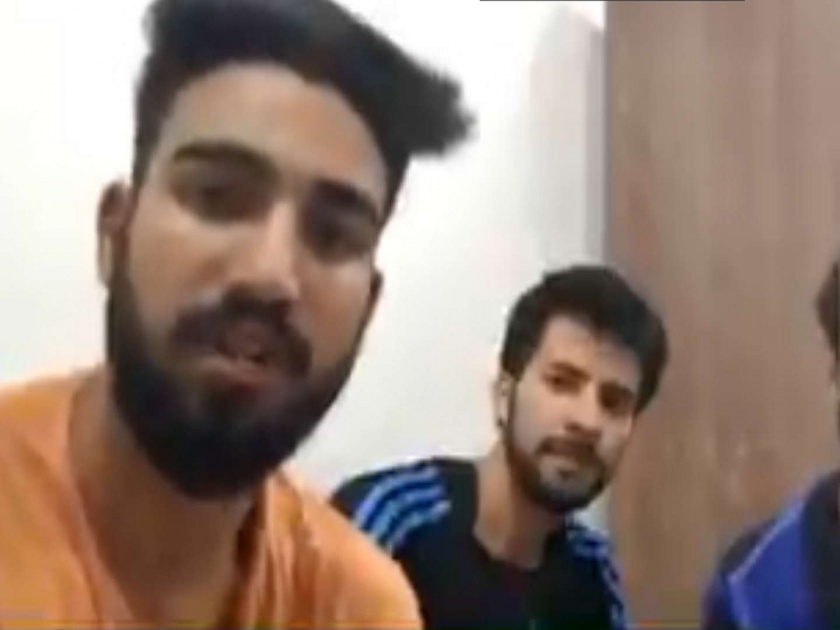 three Kashmiri youth beaten for Pakistan Zindabad Sloganeering on anniversary of Pulwama attack | पुलवामा हल्ल्याच्या वर्षपूर्तीदिवशी 'पाकिस्तान झिंदाबाद'च्या घोषणा, तीन काश्मिरी विद्यार्थ्यांना मारहाण 