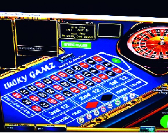 Millions of online records of online casinos in Kolhapur: bookkeeper Mallag, software | कोल्हापूरला आॅनलाईन ‘कॅसिनो’चा विळखा लाखोंची उलाढाल : सॉफ्टवेअरच्या करामतीने बुकीचालक मालामाल, खेळणारे कंगाल
