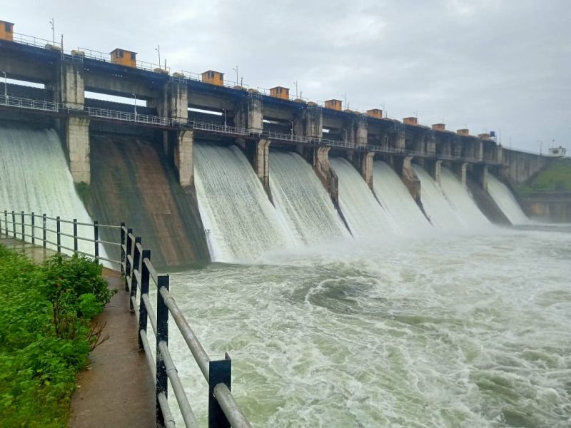 Eight curved gates of Katepurna Dam opened; Discharge of 200.64 cusec water in river basin | काटेपूर्णा धरणाचे आठ वक्रद्वार उघडले; नदीपात्रात २००.६४ क्यूसेक पाण्याचा विसर्ग