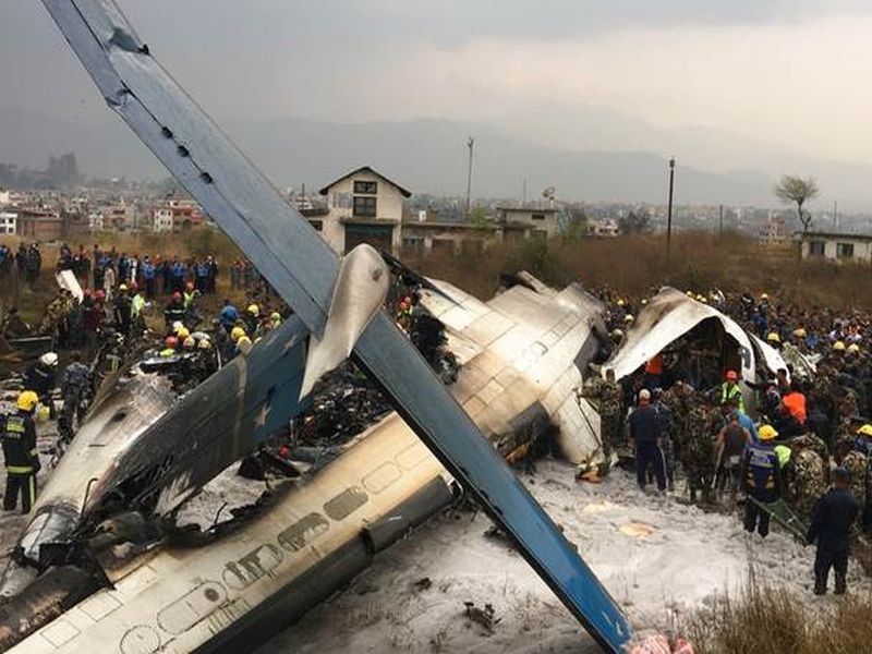 Horizontal plane collided with landing permission, 49 killed | लँडिंगच्या परवानगीअभावी घिरट्या घालणारे विमान कोसळले, ४९ ठार