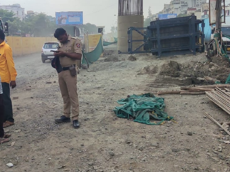 Fatal accident at Katraj Chowk; Died on the spot due to the wheel going off his head | Pune : कात्रज चौकात भीषण अपघात; डोक्यावरून चाक गेल्याने जागीच मृत्यू