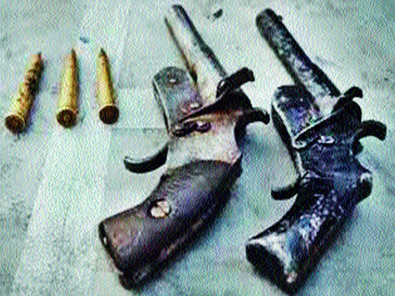 The live cartridges seized with clay cloth | गावठी कट्ट्यासह जिवंत काडतुसे जप्त