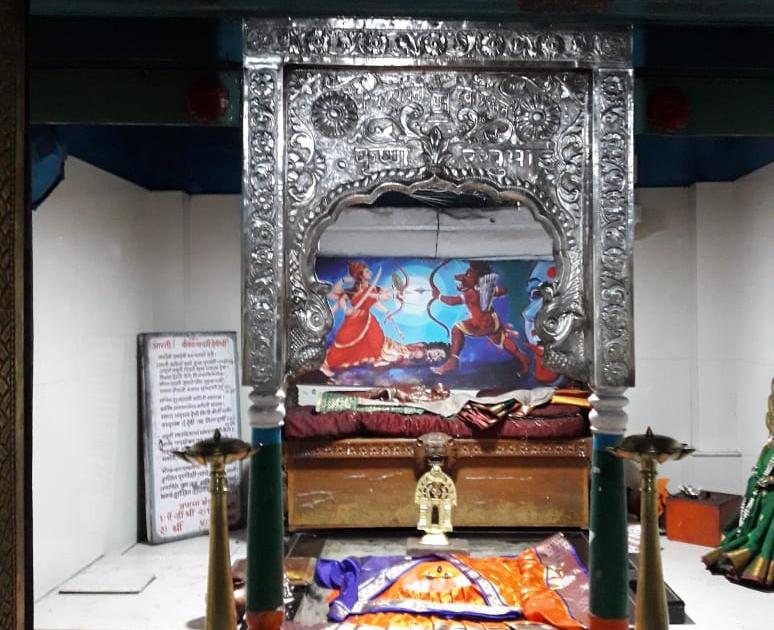 In Kolhapur, Katyayani temple was stolen, silver ornaments, lamps | कोल्हापूरात कात्यायनी मंदिरात चोरी, चांदीचे दागिने केले लंपास