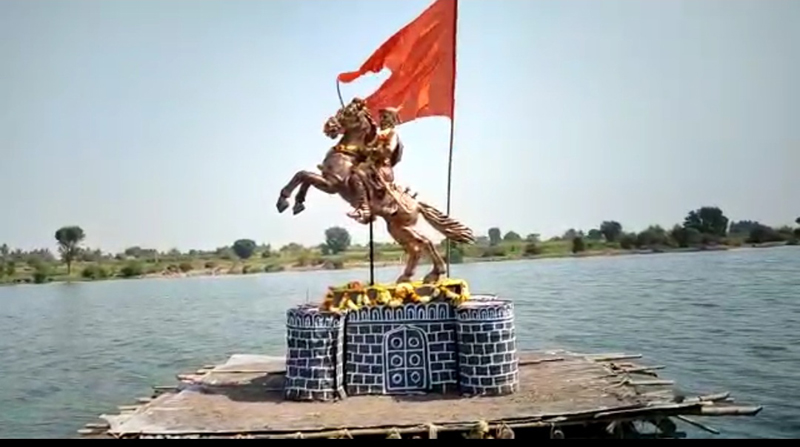 Hey surprise Installation of Shiva statue in Chakka river basin | अहो आश्चर्यम्; चक्क नदीपात्रात केली शिवप्रतिमेची प्रतिष्ठापना