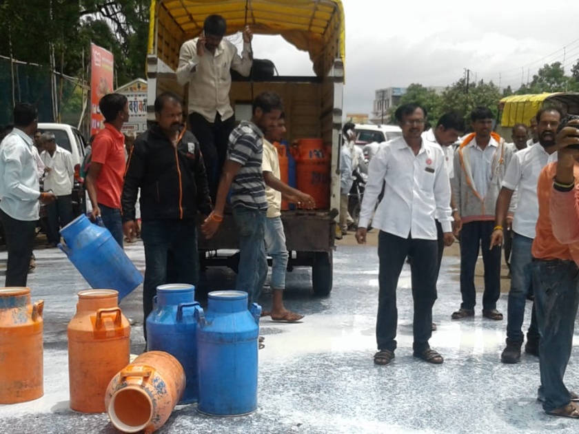 Milk Supply: On the third day of agitation, milk sampling block in Sangli district was also held | Milk Supply : आंदोलनाच्या तिसऱ्या दिवशीही सांगली जिल्ह्यातील दूधसंकलन बंदच