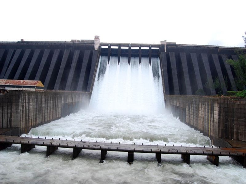 The doors of Koyna dam were raised at 6 feet | कोयना धरणाचे दरवाजे 6 फुटांवर उचलण्यात आले
