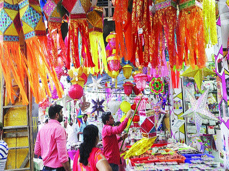 Marketplaces ready for Diwali shopping | दिवाळीच्या खरेदीसाठी बाजारपेठ सजल्या