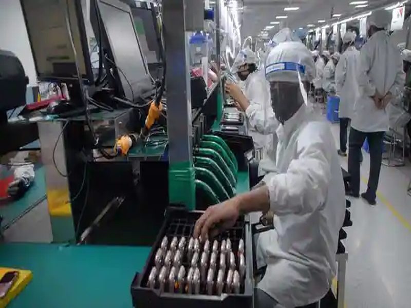 6 lakh people were locked up in the iPhone factory; Lockdown of China due to coronavirus | आयफोन कारखान्यात ६ लाख लाेकांना डांबले; काेराेनाच्या उद्रेकाने चीनचे लॉकडाऊन