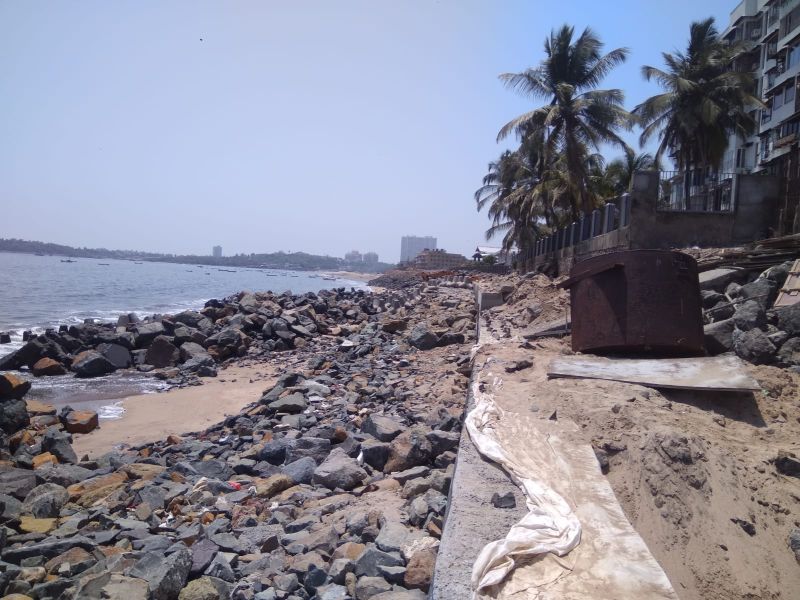 The Public Works Department (PWD) has constructed a protective wall at Versova Beach in Mumbai at a height of 12 feet. | वर्सोवा बीचवरील संरक्षक भिंतीने जुहू-मोरा गावच्या  किनाऱ्याची होते धूप