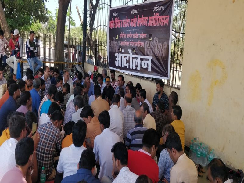 Trade unions launch protest against ferrymen in Bhayander East area | भाईंदर पुर्व भागातील फेरीवाल्यांविरोधात व्यापारी संघटनांनी सुरु केले बेमुदत धरणे आंदोलन
