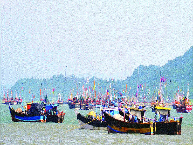 Fishermen return home in Murud due to climate change | हवामान बदलामुळे मुरुडमधील मच्छीमारांची घरवापसी