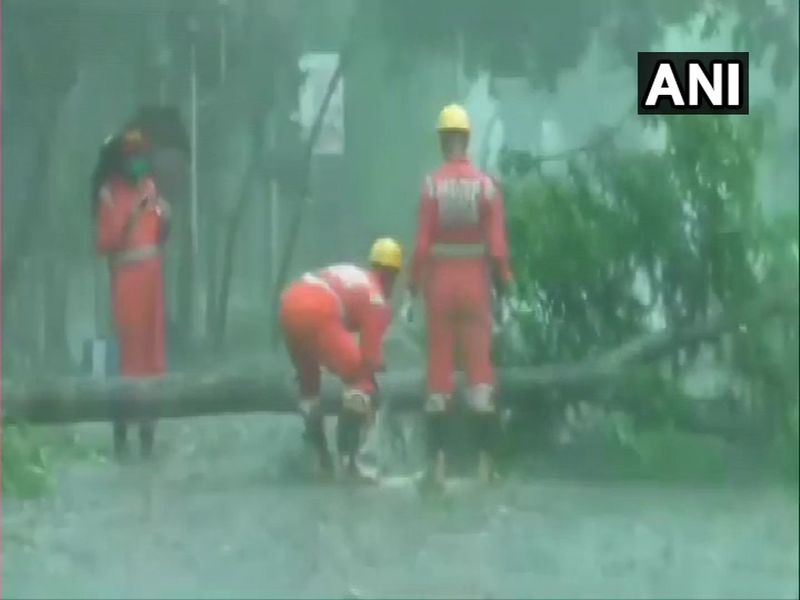 Cyclone Amphan: Cyclone Amphan has finally hit the coast of West Bengal mac | Cyclone Amphan: पश्चिम बंगालच्या किनारपट्टीवर 'अम्फान'ची धडक; अनेक घरं जमीनदोस्त
