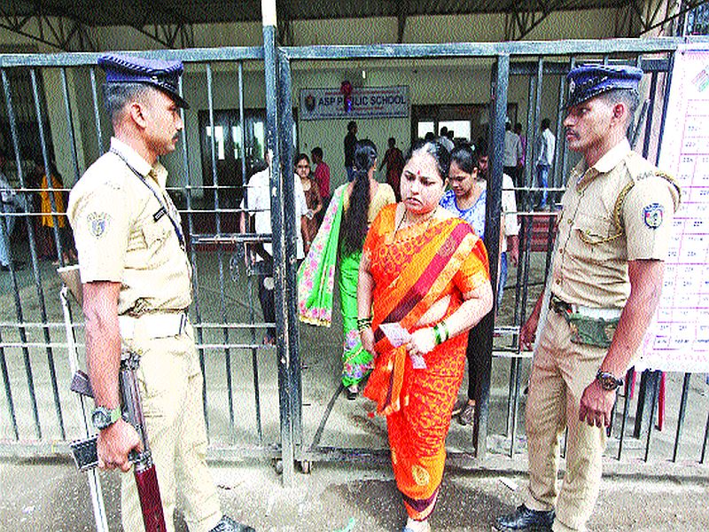 Maharashtra Election 2019: Policing around polling booths | मतदान केंद्राभोवती पोलिसांचा चोख बंदोबस्त