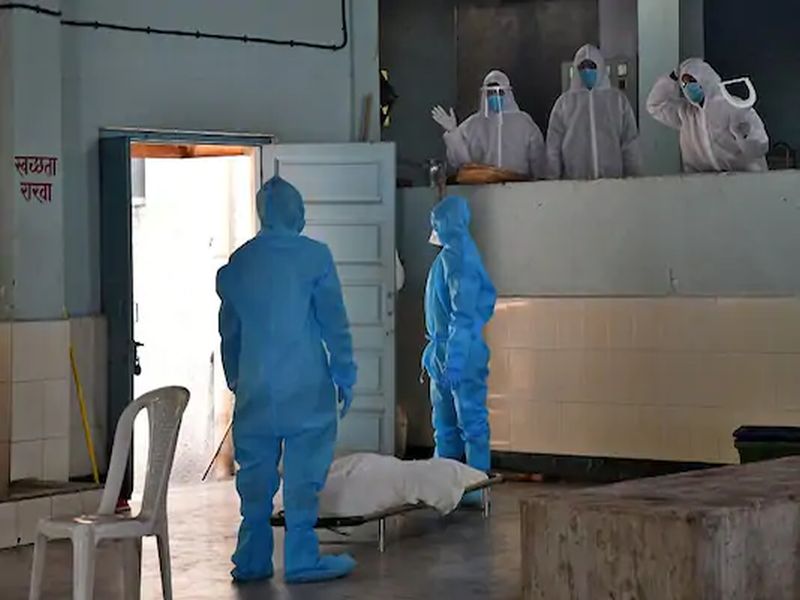 The body of a woman infected with corona has been found in a hospital toilet | कोरोनाबाधित महिलेचा रुग्णालयातील स्वच्छतागृहात आढळला मृतदेह; राज्यातील धक्कादायक घटना
