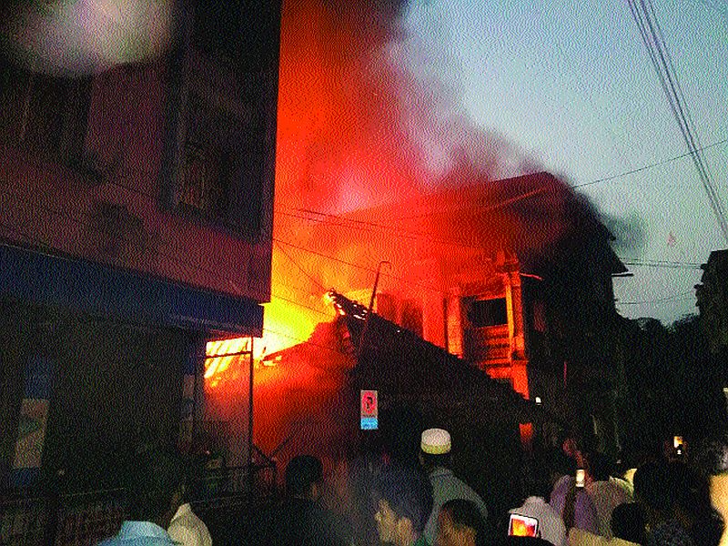 Kohalaru house burned down in Roha; Big financial loss | रोह्यात कौलारू घर भस्मसात; मोठे आर्थिक नुकसान