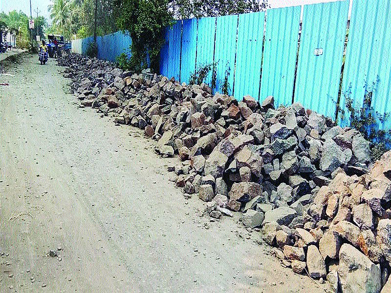 Suspicion of road quality in kolhare khindi; Annoyed by the citizens | कोल्हारे खिंडीत रस्त्याच्या दर्जाबाबत संशय; नागरिकांमधून नाराजी