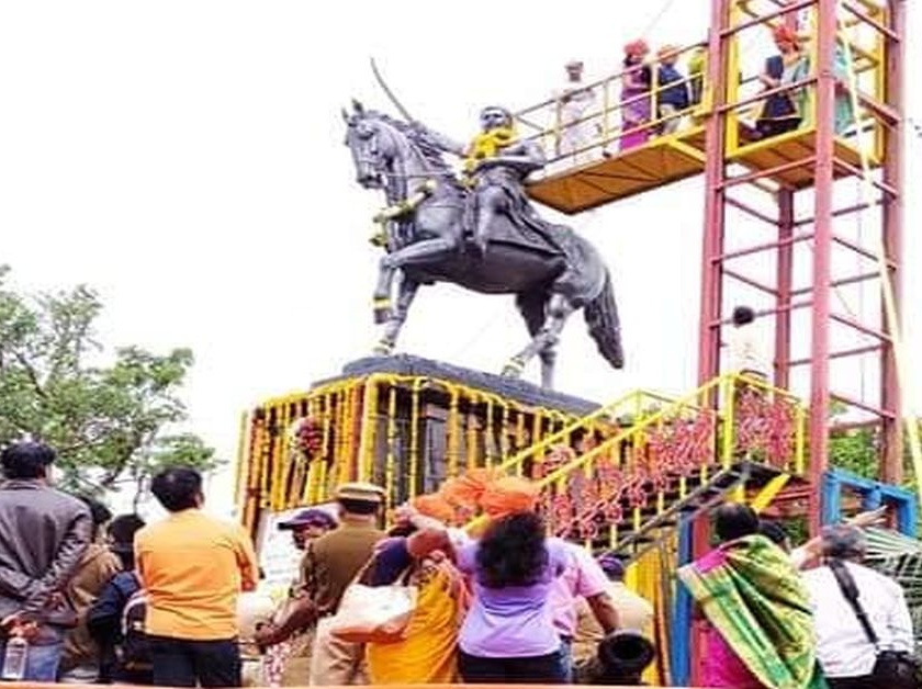 Shiv Pratap Day was celebrated with enthusiasm at Pratapgad. | प्रतापगडावर शिवप्रताप दिन उत्साहात; छत्रपतींच्या अश्वारुढ पुतळ्यावर हेलिकॉप्टरमधून पुष्पवृष्टी