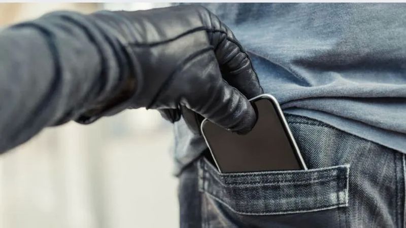 thief demands money through phonepe to return stolen mobile to the owner | मोबाईल परत करतो पण... चोराच्या 'या' नव्या डिमांडमुळे पोलीसही चक्रावले