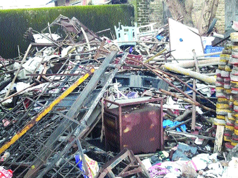 KDMC premises stack of scrap | केडीएमसी आवारात भंगाराचे ढीग