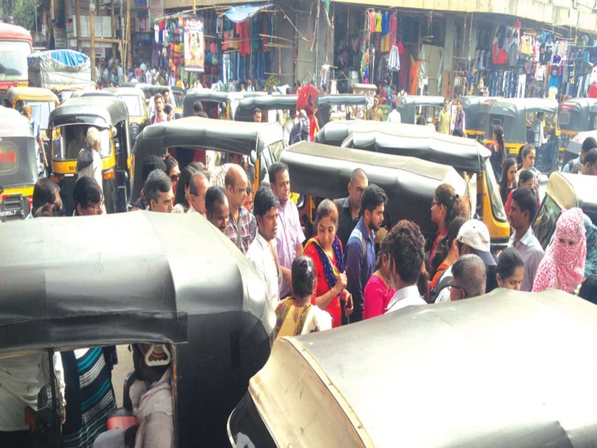 Racket racket in the station area; In Kalyan, the driver's compulsions remain | स्टेशन परिसरात रिक्षांचा गराडा; कल्याणमध्ये चालकांची मुजोरी कायम