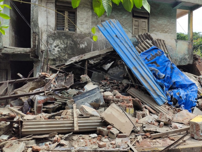 kalyan Demolition of high risk buildings begins The instructions were given by the Municipal Commissioner | कल्याण: अतिधोकादायक इमारती पाडण्यास सुरुवात; पालिका आयुक्तांनी दिले होते निर्देश  