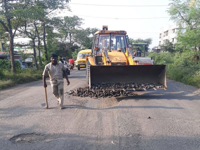  MP Dr. After the release of Shrikant Shinde, the municipal corporation has done the work of Kalyan-Malangad Road | खासदार डॉ. श्रीकांत शिंदे यांच्या दणक्यानंतर पालिकेने केले कल्याण- मलंगगड रस्त्याचे काम सुरू