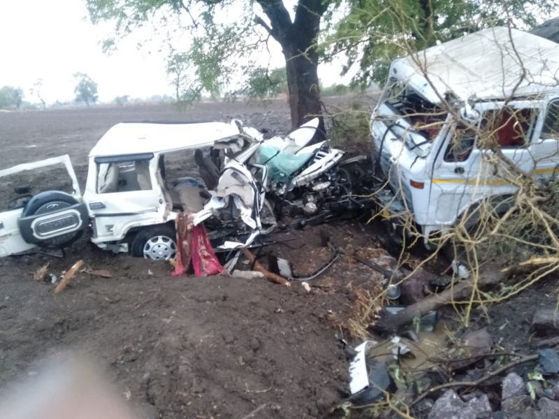 Four killed in a horrific crash in Bolero and Container in buldhana | नागपूर-औरंगाबाद महामार्गावर बोलेरो अन् कंटनेरची धडक, मध्यरात्रीच्या भीषण अपघातात 4 ठार 