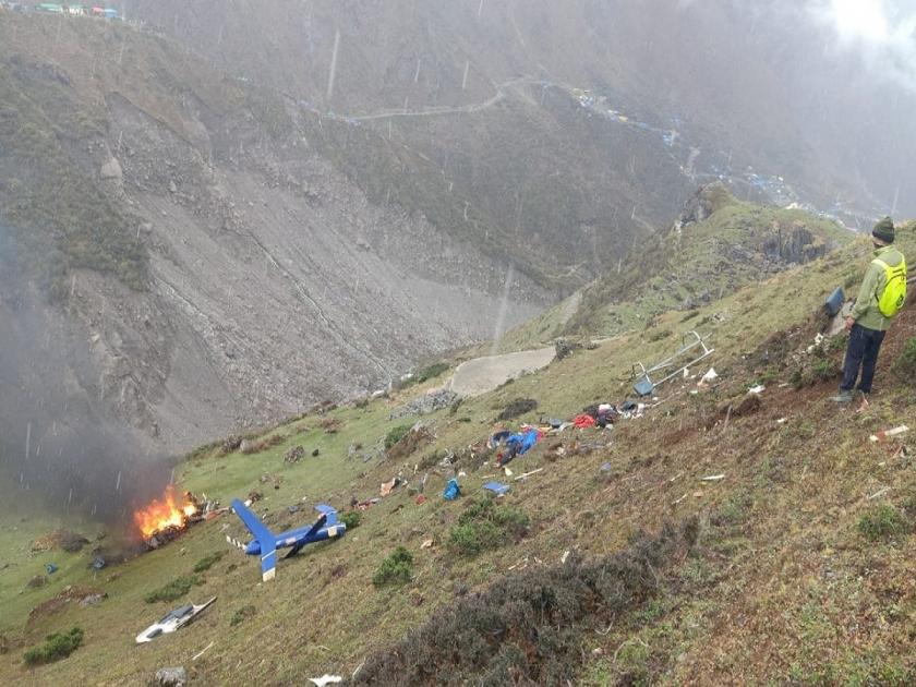 A helicopter carrying Kedarnath pilgrims from Phata crashes, casualties feared in Uttarakhand | केदारनाथमध्ये हेलिकॉप्टर कोसळलं, 6 जणांचा मृत्यू