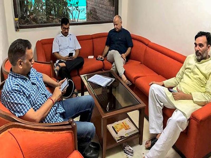 AAP LG standoff Arvind Kejriwal ends strike after Baijal asks him to meet IAS officers | अखेर नऊ दिवसानंतर केजरीवालांचे ठिय्या आंदोलन मागे; IAS अधिकाऱ्यांशी चर्चेचे आश्वासन