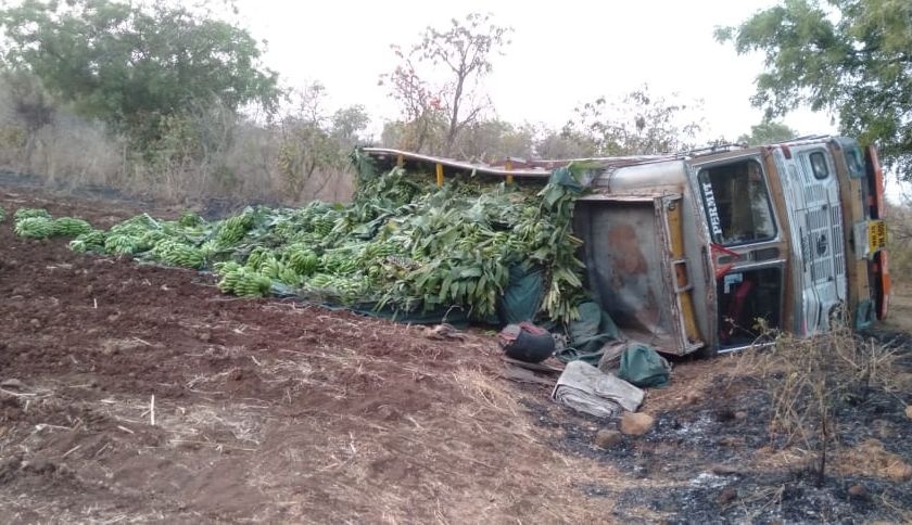 Nine people were injured when a truck loaded with bananas near Garkhede | गारखेडेजवळ केळीने भरलेला ट्रक उलटून नऊ जखमी