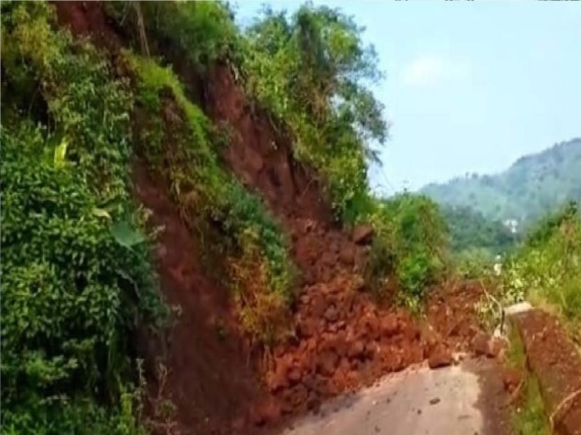 landslides collapsed in Kelkar Ghat; Satara-Mahabaleshwar road closed for traffic | केळकर घाटात दरड कोसळली; सातारा-महाबळेश्वर रस्ता वाहतुकीसाठी बंद