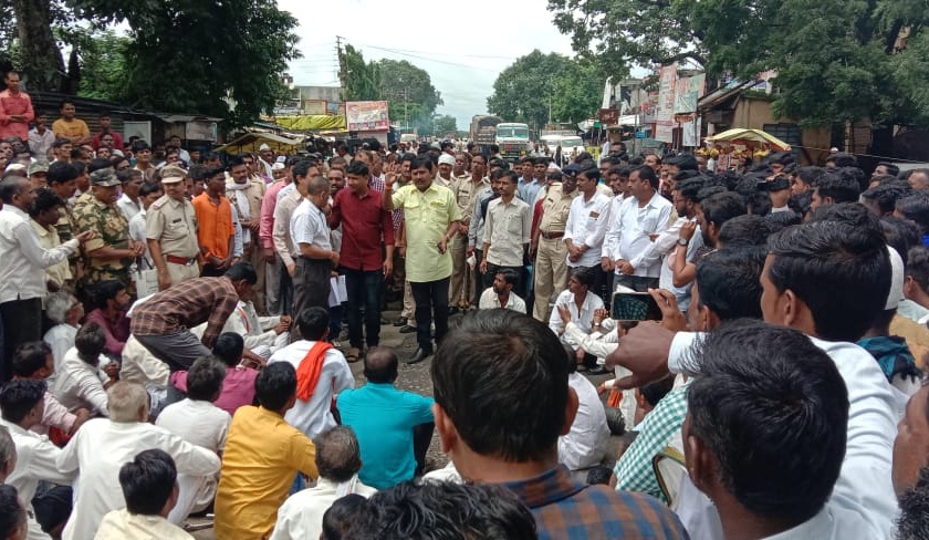 agitation at Kenwad for farmers' demands! | शेतकऱ्यांच्या मागण्यांसाठी केनवड येथे रास्ता रोको !